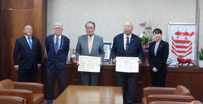 防犯功労者表彰伝達式に出席された皆さんとの集合写真。