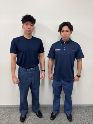 新旧シャツを着ている写真