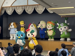 ステージに大集合するキャラクター達