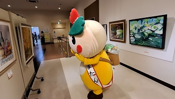だるまさんがころんだを楽しむキャラクターのみんなの写真