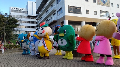 近隣ご当地キャラクターに囲まれるかまたんの写真