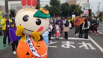 かまたんと仮装行列の写真