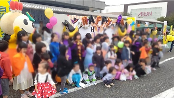 仮装行列の子ども達とかまたんの記念写真