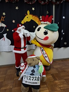 サンタさんのプレゼントをほしがるかまたんの写真