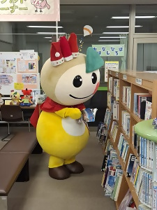 図書館で読書をするかまたんの写真