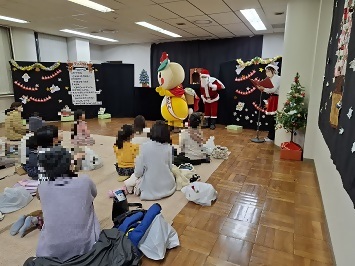 おはなし会に登場するかまたんの写真