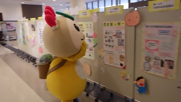 食育の展示を見るかまたんの写真