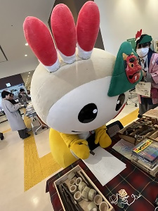 サインを書いているかまたんの写真