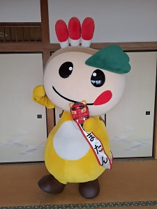 鬼のお面を持ったかまたんの写真