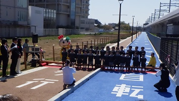 歌を披露する子ども達の写真