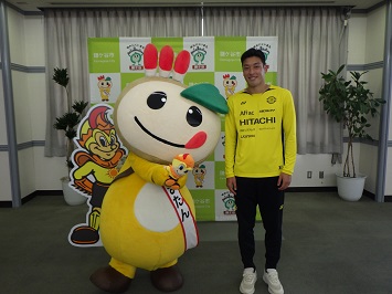 田中隼人選手とかまたん、レイくんぬいぐるみの写真