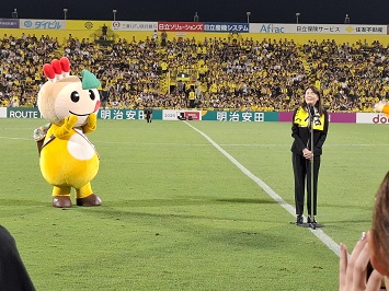 セレモニーで挨拶する市長とかまたんの写真