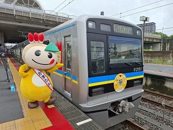 オリジナルヘッドマークをつけた活性化トレインとかまたんの写真