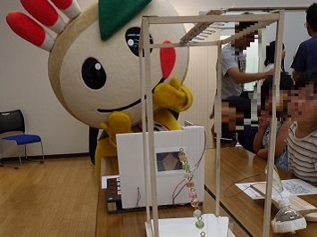 科学作品展を見学しているかまたんの写真