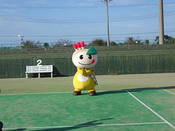 テニスコートでラケットをかまえるかまたんの写真