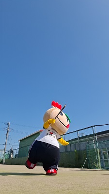 スマッシュをきめるかまたんの写真