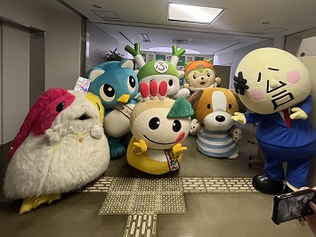 ステージイベントを終えほっとしたキャラクター達の写真