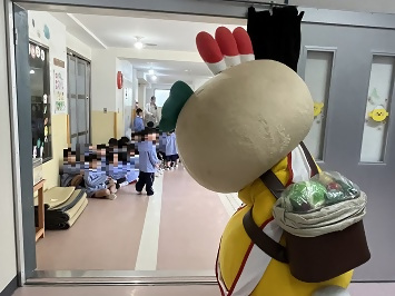 ホールに入ろうとするかまたんの写真