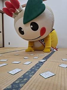 百人一首をするかまたんの写真