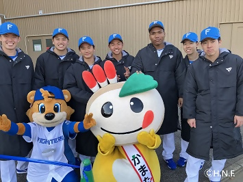 ファイターズ新入団選手のみなさんとカビーとかまたんの写真
