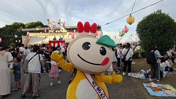 おまつりを楽しむかまたんの写真