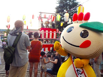 やぐらの前にいるかまたんの写真