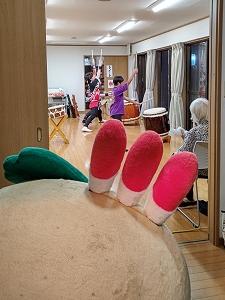 和太鼓の演奏を見学するかまたんの写真