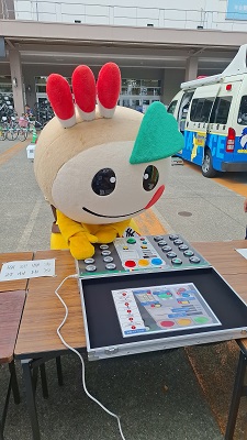 反射神経診断に挑戦するかまたんの写真