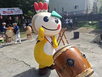 和太鼓を叩いているかまたんの写真