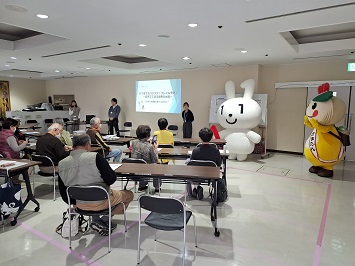 講座に登場したマイナちゃんとかまたん、会場の様子