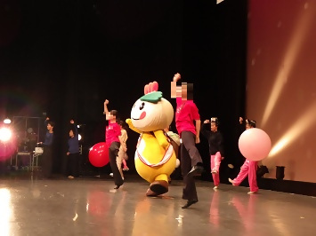 ステージで踊る参加者のみなさんとかまたんの写真