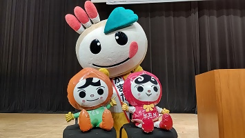 人KENまもる君と人KENあゆみちゃんのぬいぐるみと、かまたんの写真