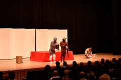 昨年の茶番劇の様子（写真）