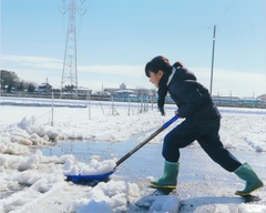 雪かきをしている写真