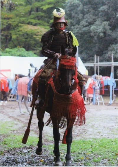 駆ける馬と騎手の写真