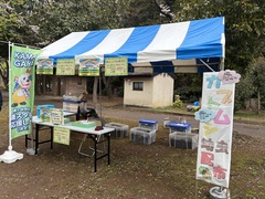 カブトムシ幼虫配布ブースの様子（写真）