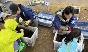 こどもたちが幼虫を掘って探している様子（写真）