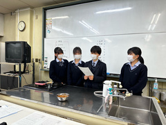 中間プレゼンテーションの様子（写真）