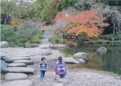 母子と水辺の写真