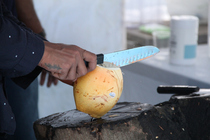 ココナッツをカットしている様子の写真