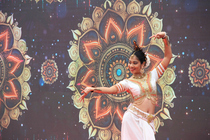 伝統ダンスを踊っている様子（写真）