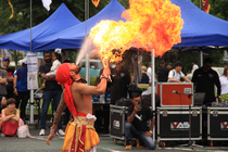 火吹きパフォーマンス（写真）