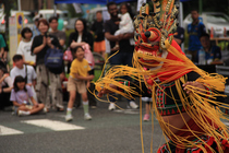 伝統ダンスを披露している様子（写真）