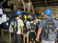 こどもたちが工場見学をしている様子（写真） 