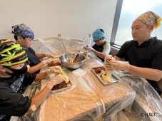 こどもたちがキムチつくりをしている様子（写真）