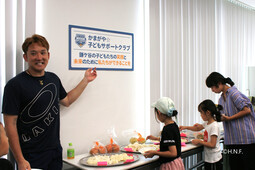 こどもたちが梨の食べ比べをしている写真