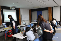 こどもたちがデザイン作成をしている様子（写真）