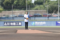 市長がマウンドにあがる様子の写真