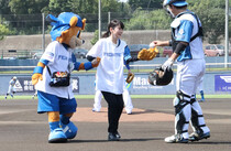 投げたボールを選手からもらう様子