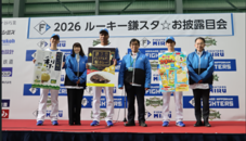 新人選手が鎌ケ谷ふるさと産品を受け取った後の記念撮影